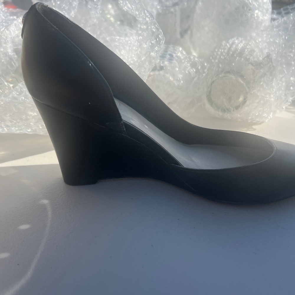 Black wedges